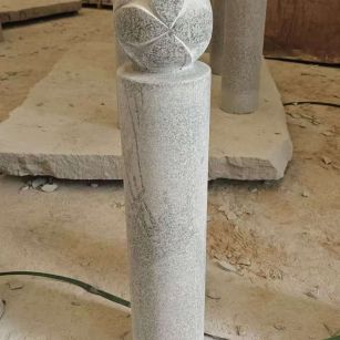 定西 芝麻白花岗岩石材挡车石柱、停车柱、圆柱挡车柱、方柱挡车柱等