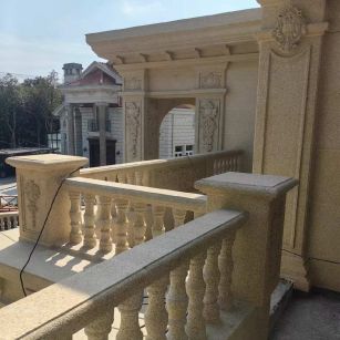 定西 黄金麻别墅外墙干挂雕花配合阳台栏杆花瓶柱