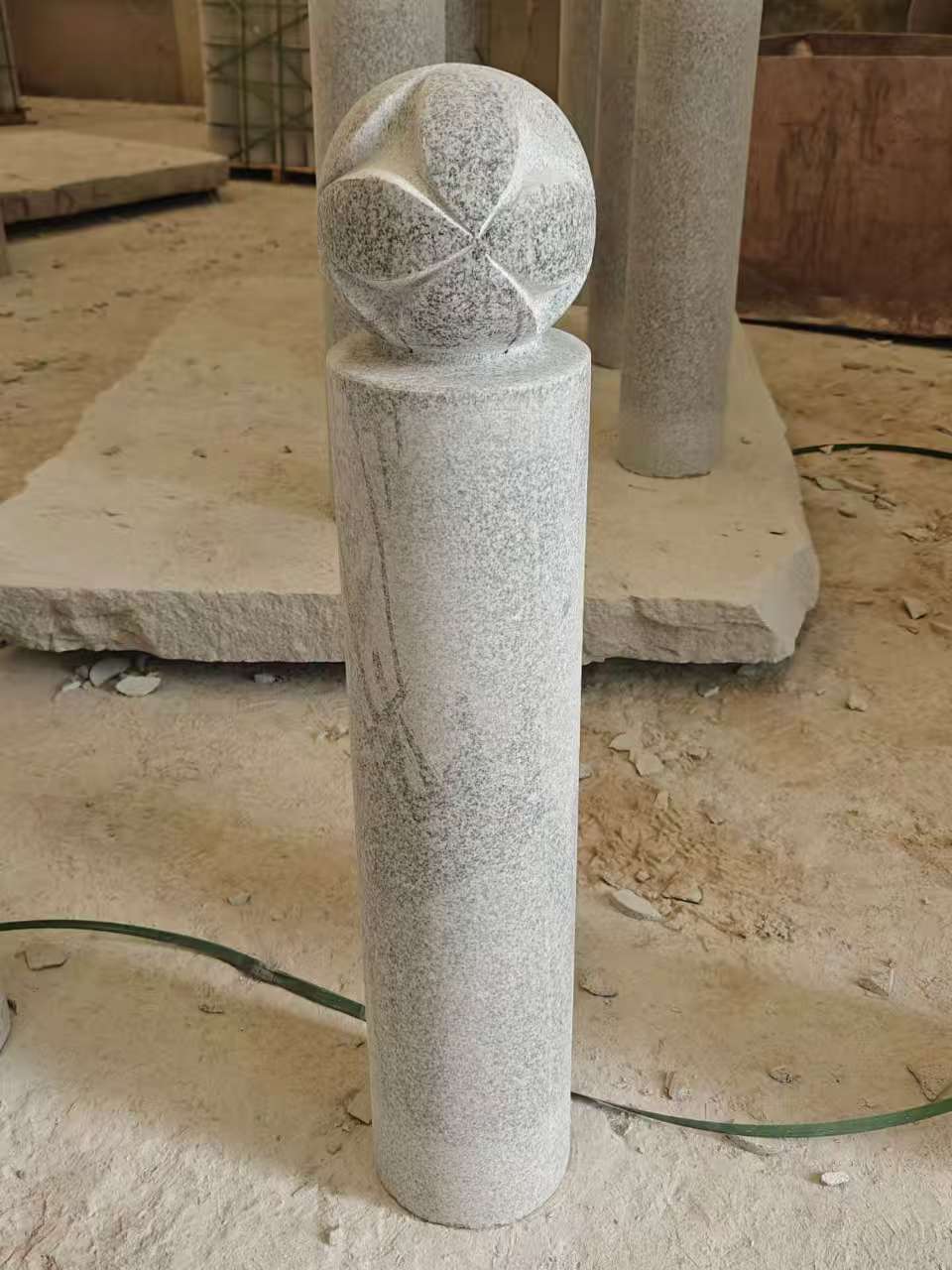 定西 芝麻白花岗岩石材挡车石柱、停车柱、圆柱挡车柱、方柱挡车柱等