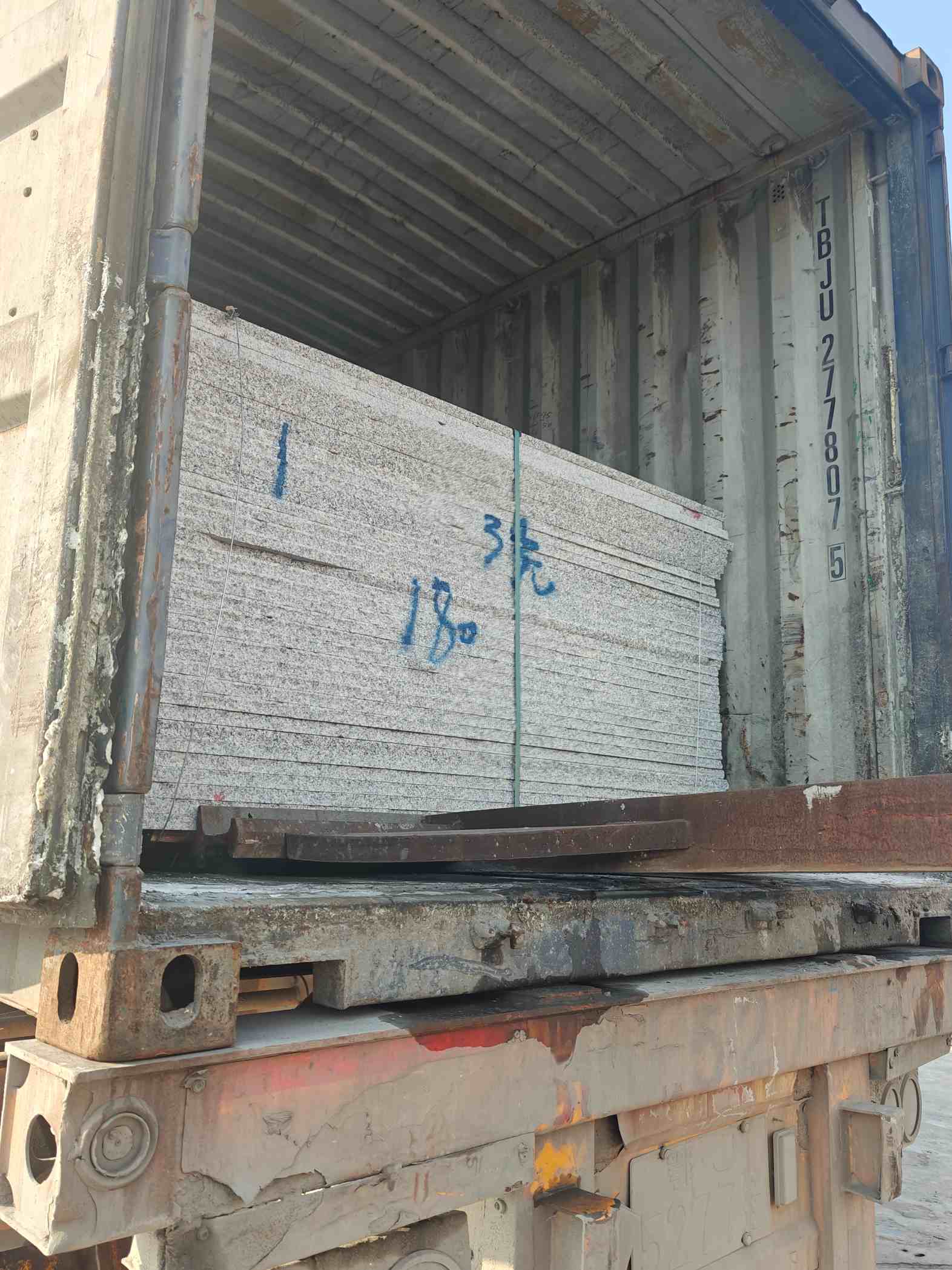 定西 芝麻白花岗岩石材3.0公分光面毛板装柜出货