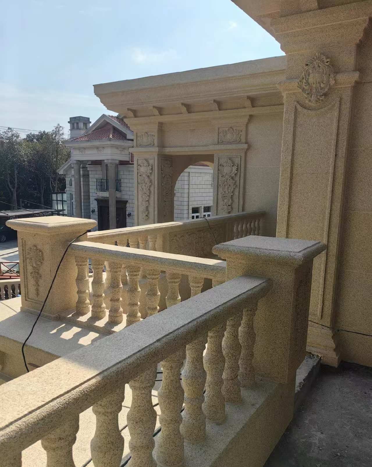 定西 黄金麻别墅外墙干挂雕花配合阳台栏杆花瓶柱