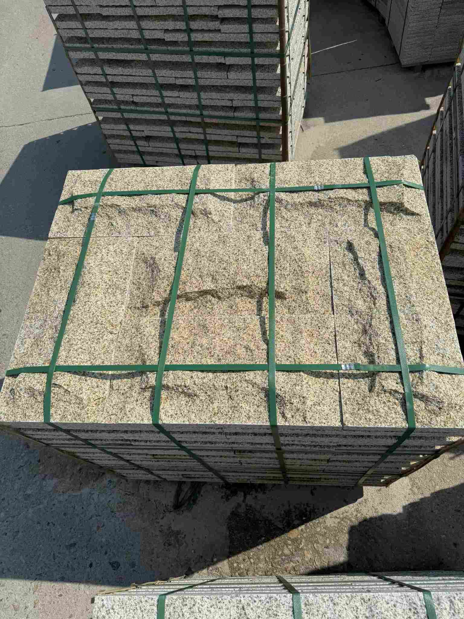 定西 黄金麻花岗岩石材自然面蘑菇石成品