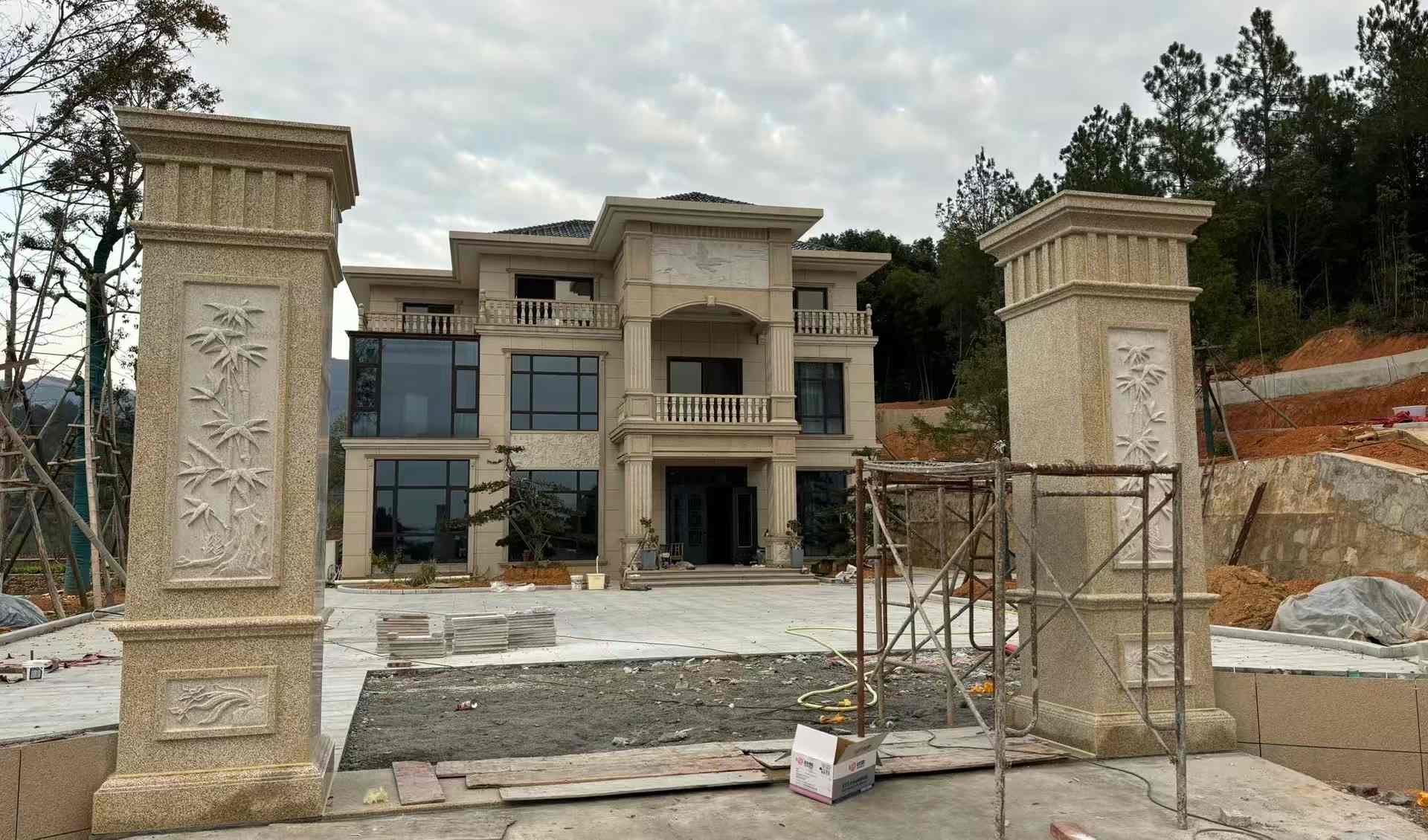 定西 黄金麻花岗岩别墅雕花外墙干挂配上门口雕花罗马柱