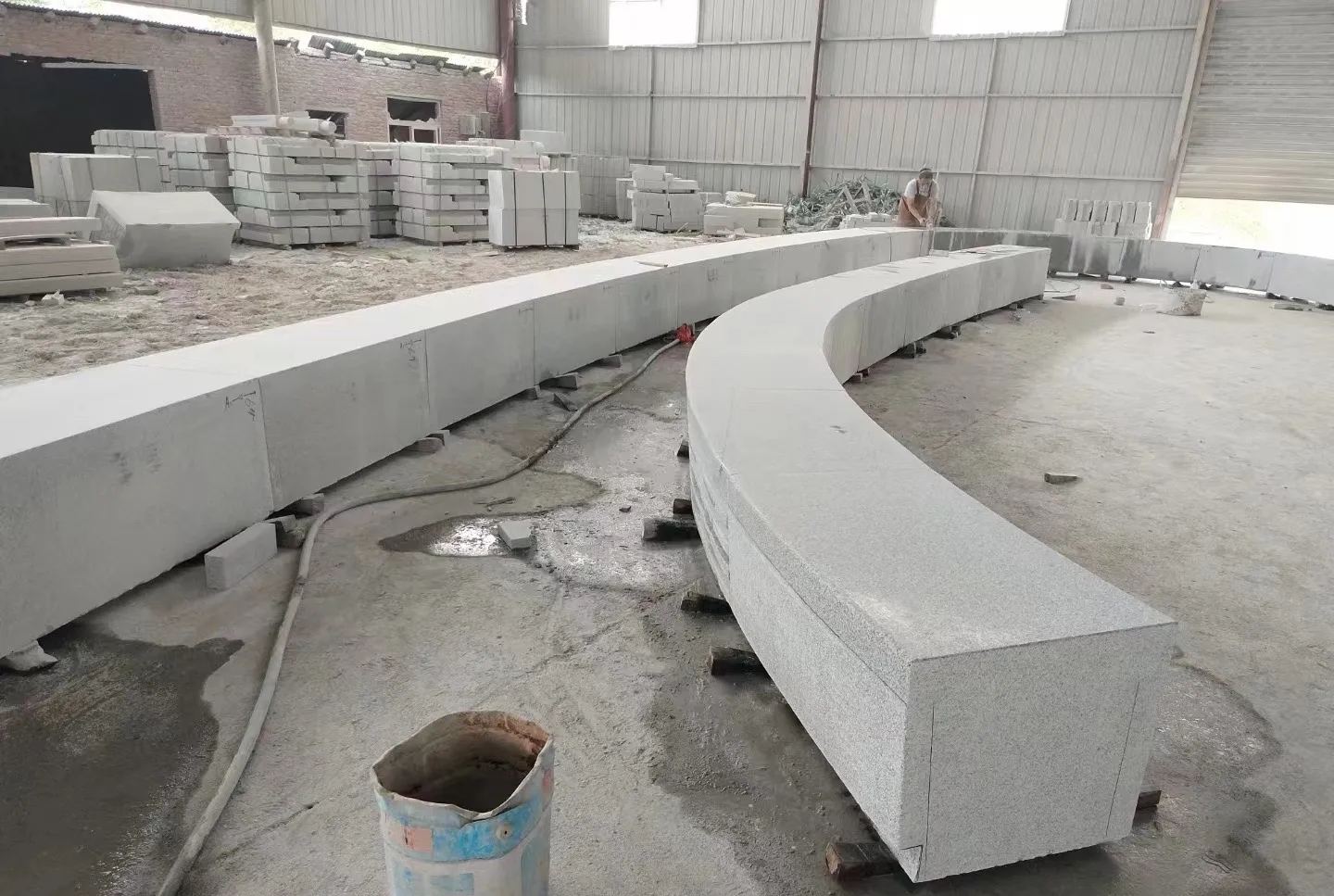 定西芝麻白花岗岩石板材 园林光面弧形坐凳