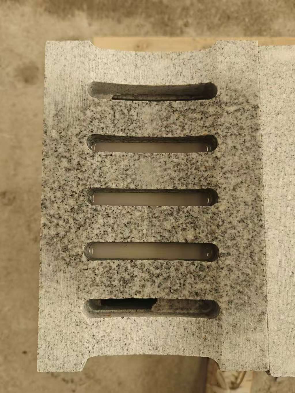 定西 芝麻白拉丝面花岗岩U型开槽排水槽