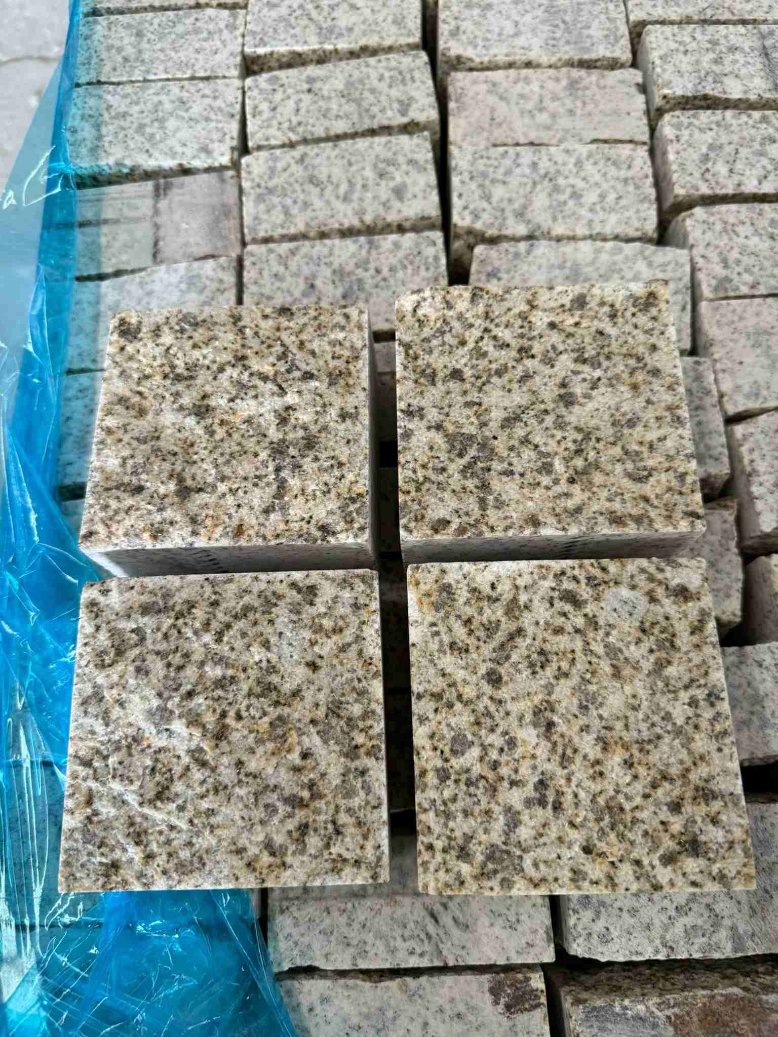 定西 黄金麻花岗岩自然面小方块，弹石，马蹄石等