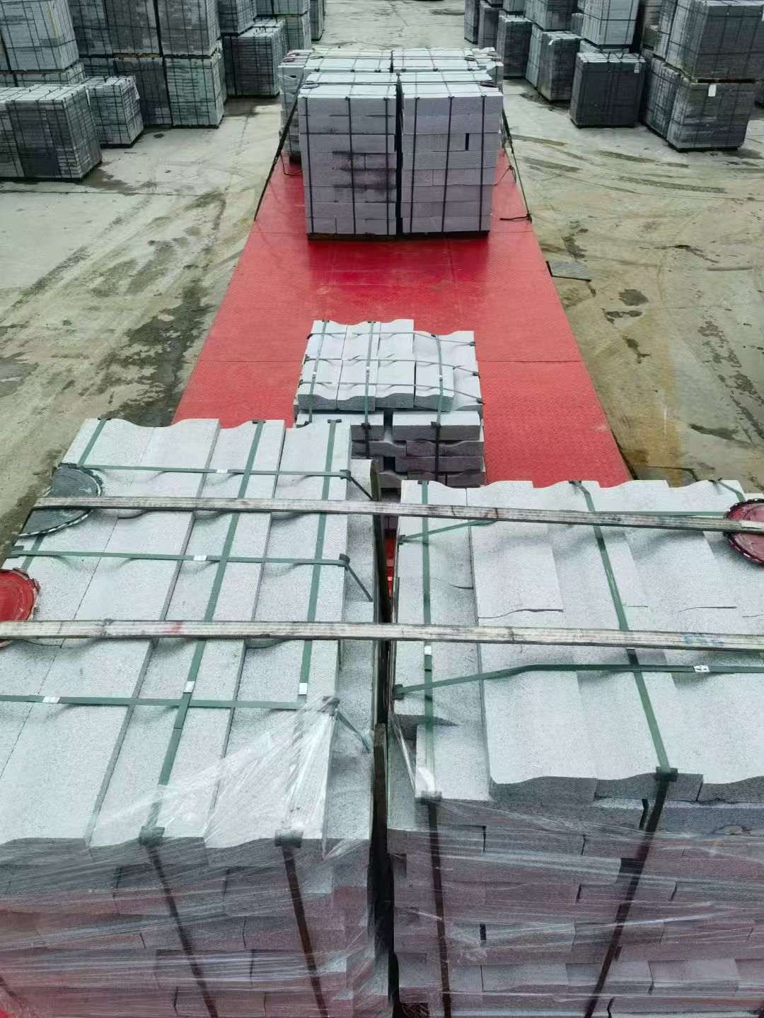 定西 芝麻白仿形加直形路沿石出货日常