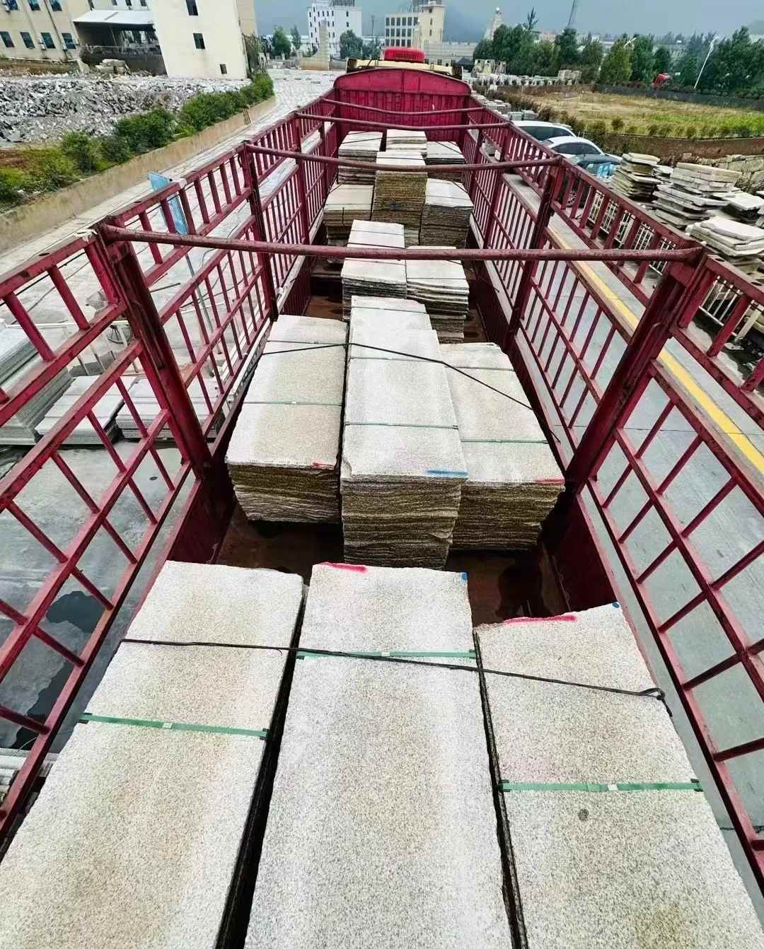 定西 黄金麻花岗岩荔枝面，光面毛板装车完成