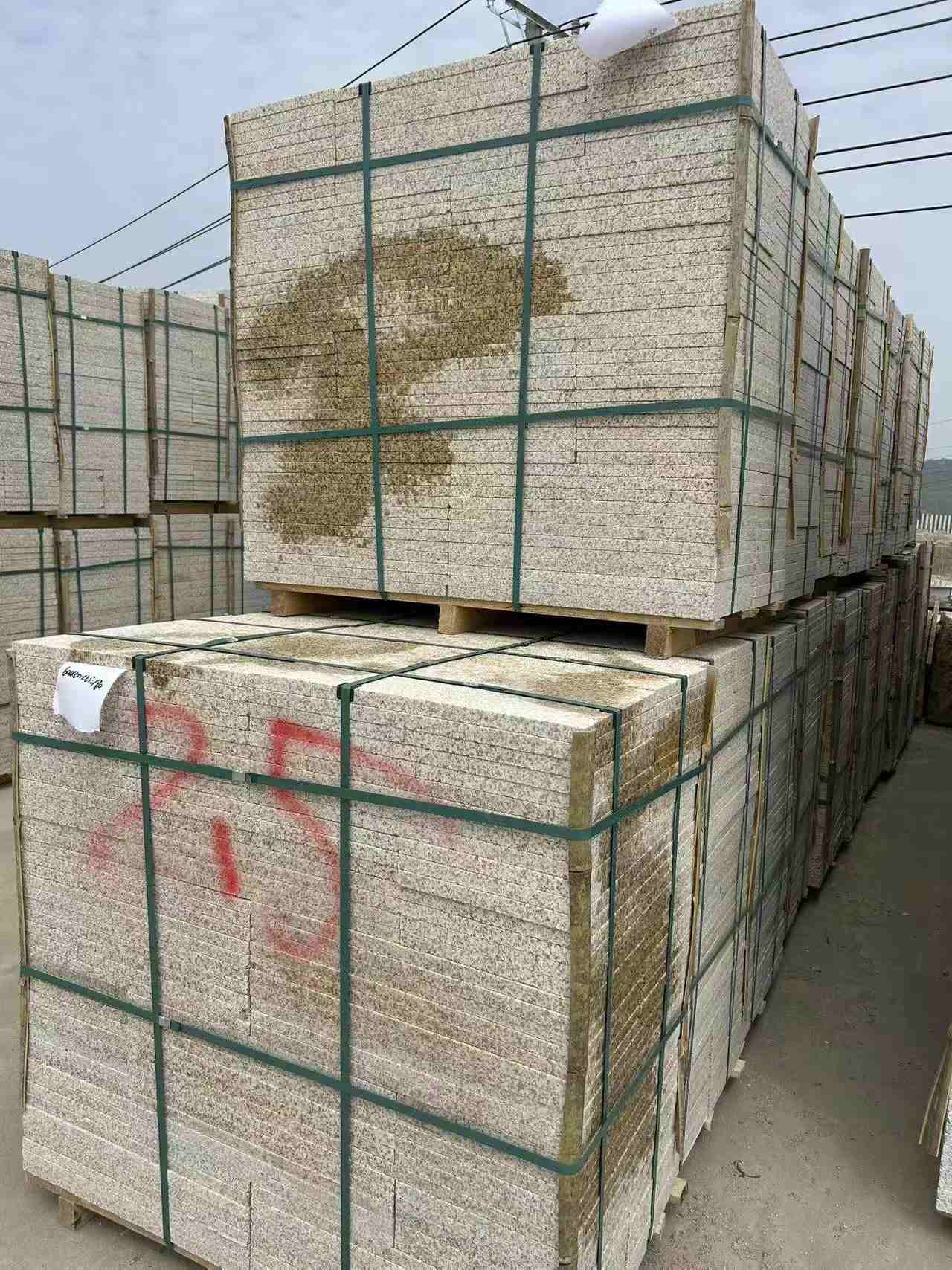 定西 黄金麻花岗岩石材荔枝面地铺石2.5*300*600