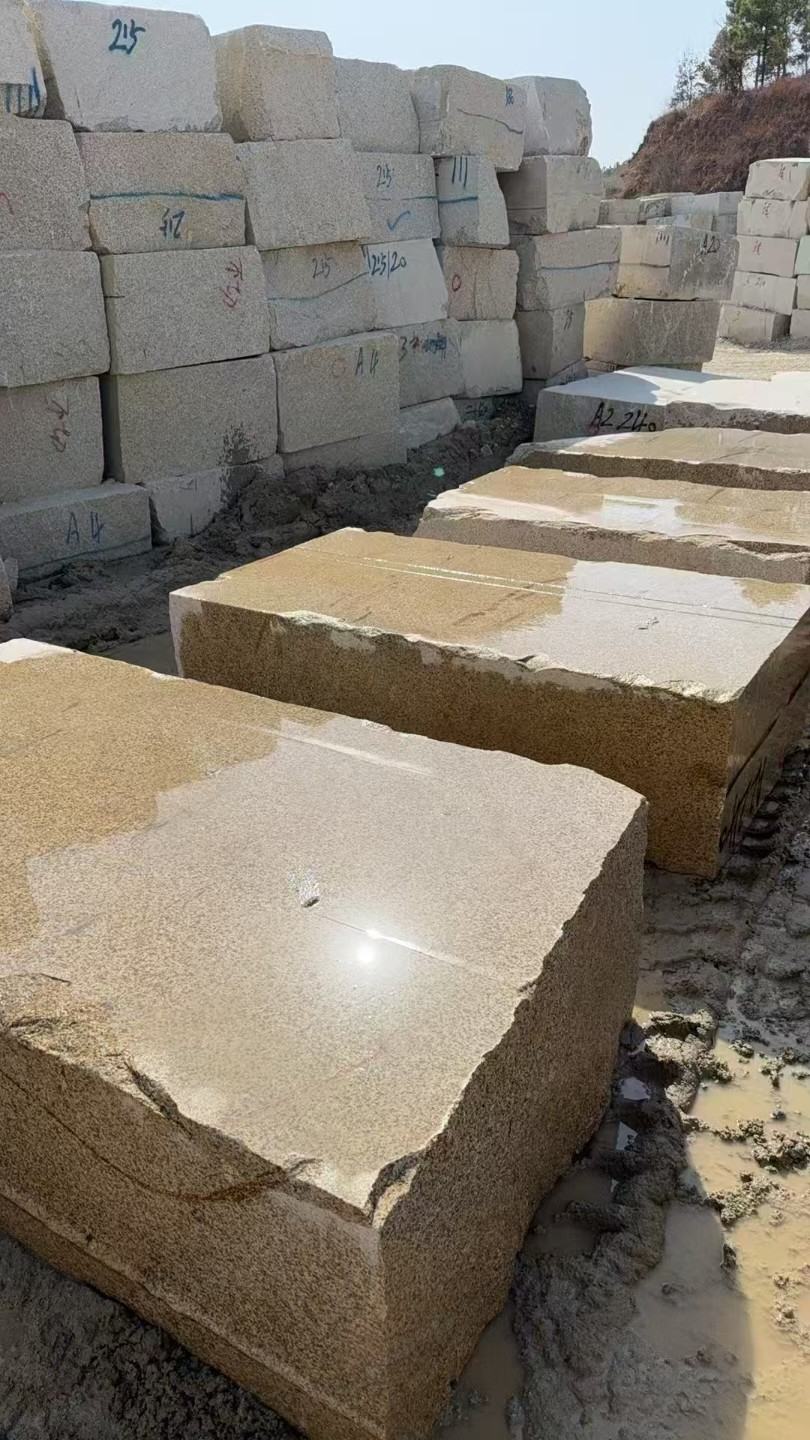 定西 黄金麻方料堆场洗料分选中，原材料充足